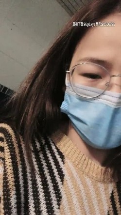 办公室里的小骚货安奈不住寂寞听狼友的到卫生间小秀一下，相当于全裸的揉捏大奶自慰骚逼，还他么的没有毛 截图2