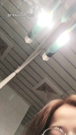 办公室里的小骚货安奈不住寂寞听狼友的到卫生间小秀一下，相当于全裸的揉捏大奶自慰骚逼，还他么的没有毛 截图8