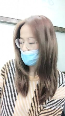 办公室里的小骚货安奈不住寂寞听狼友的到卫生间小秀一下，相当于全裸的揉捏大奶自慰骚逼，还他么的没有毛 截图12