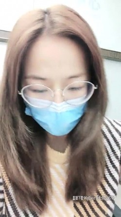 办公室里的小骚货安奈不住寂寞听狼友的到卫生间小秀一下，相当于全裸的揉捏大奶自慰骚逼，还他么的没有毛 截图14
