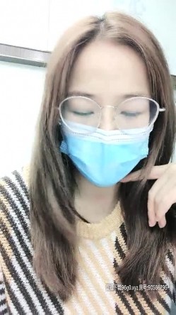 办公室里的小骚货安奈不住寂寞听狼友的到卫生间小秀一下，相当于全裸的揉捏大奶自慰骚逼，还他么的没有毛 截图15