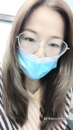 办公室里的小骚货安奈不住寂寞听狼友的到卫生间小秀一下，相当于全裸的揉捏大奶自慰骚逼，还他么的没有毛 截图16