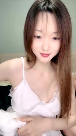 【青春美少女】可盐可甜 丝袜足交伸着舌头舔大鸡巴 无套插入激情上位给小哥弄内射 截图1
