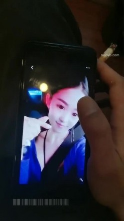 外表斯文眼镜小哥宾馆网约90斤苗条兼职妹干的很生猛换了2个套子怎么操都不射说要给打出来国语对白 截图1
