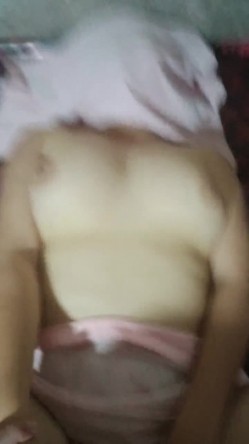 六爷的女人 风骚无比，舔屁眼，吃鸡巴，打着电话后入啪啪响，骚 截图3