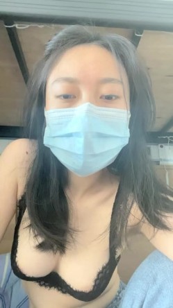 真实三甲医院，【爱聊就约】，美乳护士~真实病房宿舍 截图2