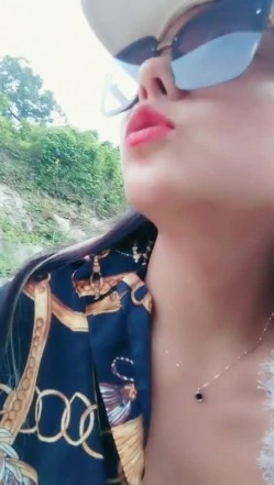 渣女来袭大早上户外勾搭路人激情啪啪，口交大鸡巴像个母狗一样撅着让小哥后入草逼和菊花站着喷尿 截图1