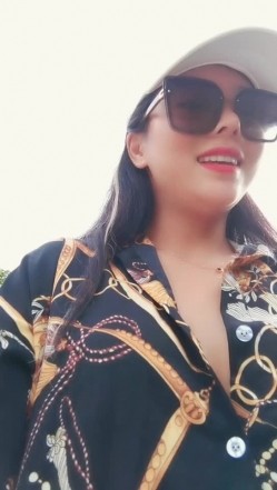 渣女来袭大早上户外勾搭路人激情啪啪，口交大鸡巴像个母狗一样撅着让小哥后入草逼和菊花站着喷尿 截图2