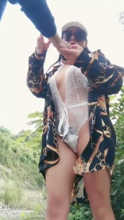 渣女来袭大早上户外勾搭路人激情啪啪，口交大鸡巴像个母狗一样撅着让小哥后入草逼和菊花站着喷尿 截图4