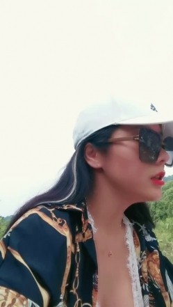 渣女来袭大早上户外勾搭路人激情啪啪，口交大鸡巴像个母狗一样撅着让小哥后入草逼和菊花站着喷尿 截图5