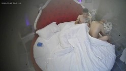 酒店情趣房偷拍 圆脸可爱少妇被精壮纹身猛男按床上疯狂折腾不断呻吟 截图3