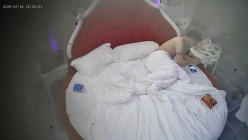 酒店情趣房偷拍 圆脸可爱少妇被精壮纹身猛男按床上疯狂折腾不断呻吟 截图6