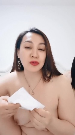三个中年骚逼少妇镜头前的放荡，全程露脸大秀直播，淫声荡语吃奶抠逼各种撩骚狼友，精彩刺激不断不要错过 截图6