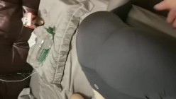 健身房的家庭少妇，晚上经常来练瑜伽的贱逼，容易勾搭，身材是真赞，阴穴美得要死，扣几下就泛滥、溢出淫汁！ 截图2