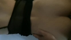 健身房的家庭少妇，晚上经常来练瑜伽的贱逼，容易勾搭，身材是真赞，阴穴美得要死，扣几下就泛滥、溢出淫汁！ 截图3