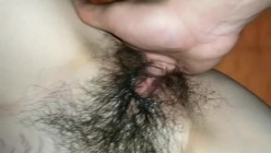 健身房的家庭少妇，晚上经常来练瑜伽的贱逼，容易勾搭，身材是真赞，阴穴美得要死，扣几下就泛滥、溢出淫汁！ 截图9
