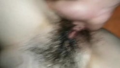 健身房的家庭少妇，晚上经常来练瑜伽的贱逼，容易勾搭，身材是真赞，阴穴美得要死，扣几下就泛滥、溢出淫汁！ 截图10