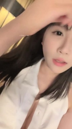 极品童颜巨乳！榜一舔逼~【京鱼儿】户外~喷水~喷尿~爽~！~--这身材这颜值，我先射为敬~！尺度超大，户外大秀~！ 截图6