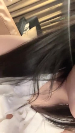 极品童颜巨乳！榜一舔逼~【京鱼儿】户外~喷水~喷尿~爽~！~--这身材这颜值，我先射为敬~！尺度超大，户外大秀~！ 截图10