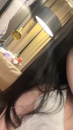 极品童颜巨乳！榜一舔逼~【京鱼儿】户外~喷水~喷尿~爽~！~--这身材这颜值，我先射为敬~！尺度超大，户外大秀~！ 截图15