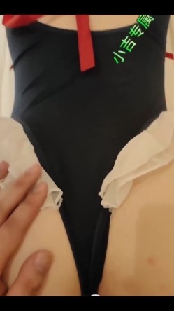 推特【淫妻小吉】第一次参与3P 被3个男人一起鸡巴深深的顶入骚穴操爽了 截图7
