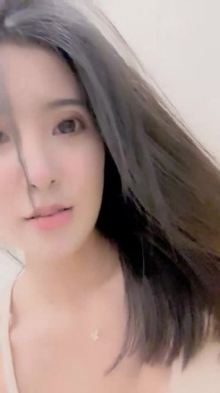 【我想吃草莓】，172极品尤物，御姐范风情万种，这大长腿家中脱光尽情摇摆 截图1