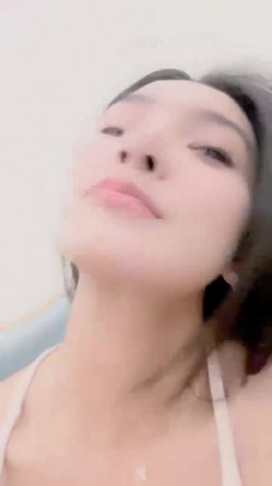 【我想吃草莓】，172极品尤物，御姐范风情万种，这大长腿家中脱光尽情摇摆 截图4