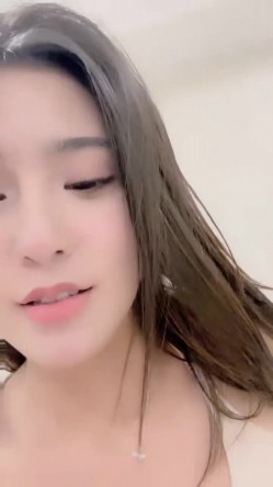 【我想吃草莓】，172极品尤物，御姐范风情万种，这大长腿家中脱光尽情摇摆 截图5