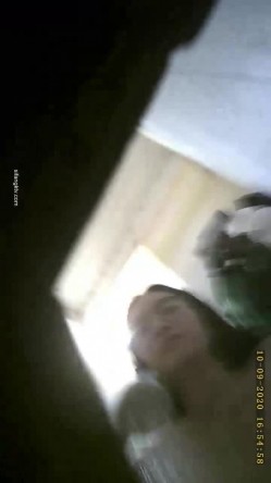 【洗澡更衣偷拍】 多场景冒死偷拍美女学生妹洗澡换衣服 截图8