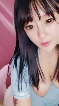 堪比明星满分颜值爆乳美妞，无毛白虎美穴顶级美乳，集于一身兼职完美，掏出大奶子假屌猛插，跳蛋震动乳头咬唇表情爱了 截图15