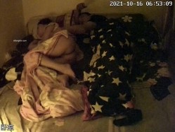 家庭摄像头破解入侵多角度真实偸拍，抽烟背纹烈女私生活曝光也是一个欲女，跟老公性爱还不满足，还总喜欢道具紫薇 截图13