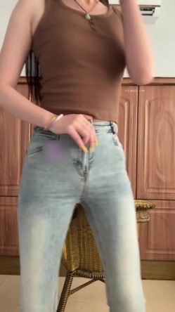快手极品少妇【爱吃香菜】健身婊就是骚,身材不错,毛少奶圆逼粉,自搓奶头,摸逼流水都拉丝了 截图1