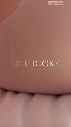 专泡良家大神『LILILICOLE』翘臀骚货一边穿着高跟黑丝一边女上摇摆，只需躺着据能享受全自动炮架服务 截图6
