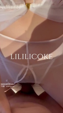 专泡良家大神『LILILICOLE』翘臀骚货一边穿着高跟黑丝一边女上摇摆，只需躺着据能享受全自动炮架服务 截图9