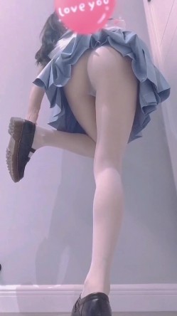 推特颜值福利姬【占星猫(cuteli)】，JK系列，放尿，道具自慰，高潮超吹喷水 截图1