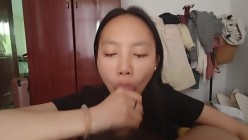 广西青涩小妹正面开腿被干时表情又皱又浪 白衬衫深喉把整根吞进去边捂脸偷笑边足交刺激直接爆表 截图12