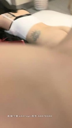 【人间水蜜桃】妖艳妹子和两个闺蜜一起玩，3女1男大黑牛震动自慰口交，上位骑乘抽插自己动非常诱人 截图8