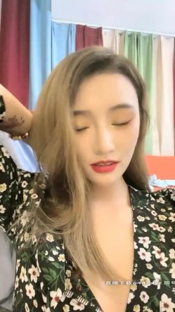 【人间水蜜桃】妖艳妹子和两个闺蜜一起玩，3女1男大黑牛震动自慰口交，上位骑乘抽插自己动非常诱人 截图12