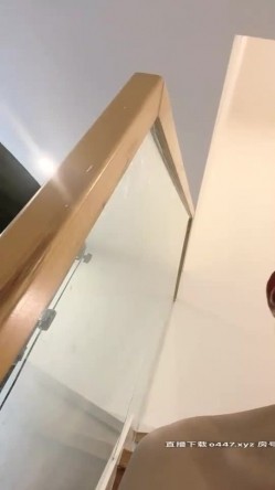 【人间水蜜桃】妖艳妹子和两个闺蜜一起玩，3女1男大黑牛震动自慰口交，上位骑乘抽插自己动非常诱人 截图14