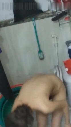 最近偷窥上瘾了每晚都要趴墙头偷窥隔壁打工妹洗澡看着她茂盛的阴毛下面就硬了有时还能做个春梦 截图5