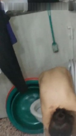 最近偷窥上瘾了每晚都要趴墙头偷窥隔壁打工妹洗澡看着她茂盛的阴毛下面就硬了有时还能做个春梦 截图14