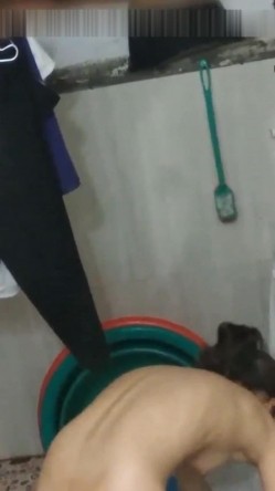 最近偷窥上瘾了每晚都要趴墙头偷窥隔壁打工妹洗澡看着她茂盛的阴毛下面就硬了有时还能做个春梦 截图15