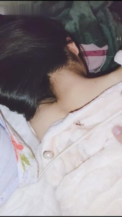 淫妻福利，91大神圈养极品骚婊，反差眼镜母狗【小懒猫】各种公共场所露出自慰3P调教 截图1