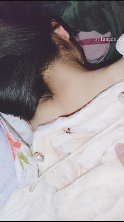 淫妻福利，91大神圈养极品骚婊，反差眼镜母狗【小懒猫】各种公共场所露出自慰3P调教 截图2