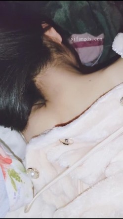 淫妻福利，91大神圈养极品骚婊，反差眼镜母狗【小懒猫】各种公共场所露出自慰3P调教 截图3