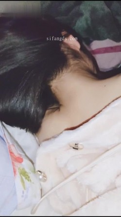 淫妻福利，91大神圈养极品骚婊，反差眼镜母狗【小懒猫】各种公共场所露出自慰3P调教 截图4