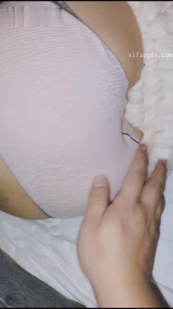 淫妻福利，91大神圈养极品骚婊，反差眼镜母狗【小懒猫】各种公共场所露出自慰3P调教 截图8