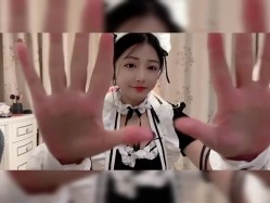【快手反差婊最新泄密】，40万粉丝，【桃子】，榜一大哥才能看的内容，黑乎乎的阴毛掰开桃花洞，小美女娇羞可人！ 截图2
