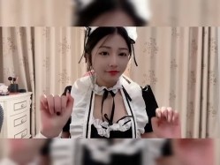 【快手反差婊最新泄密】，40万粉丝，【桃子】，榜一大哥才能看的内容，黑乎乎的阴毛掰开桃花洞，小美女娇羞可人！ 截图12