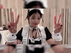 【快手反差婊最新泄密】，40万粉丝，【桃子】，榜一大哥才能看的内容，黑乎乎的阴毛掰开桃花洞，小美女娇羞可人！ 截图16